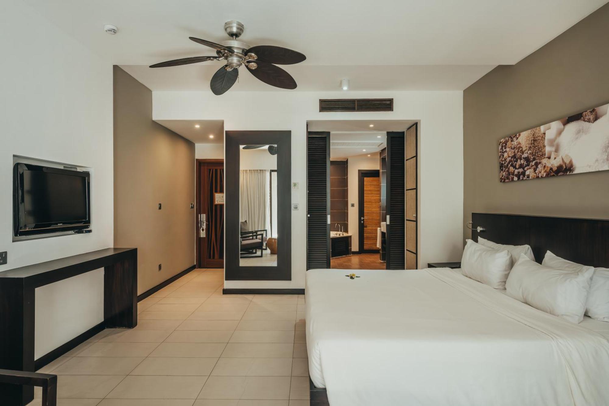 Crystals Beach Resort Belle Mare, A Member Of Radisson Individuals Palmar Екстер'єр фото