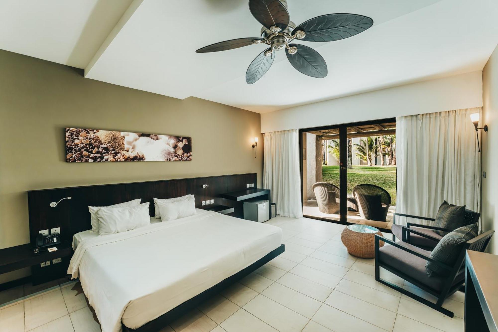 Crystals Beach Resort Belle Mare, A Member Of Radisson Individuals Palmar Екстер'єр фото