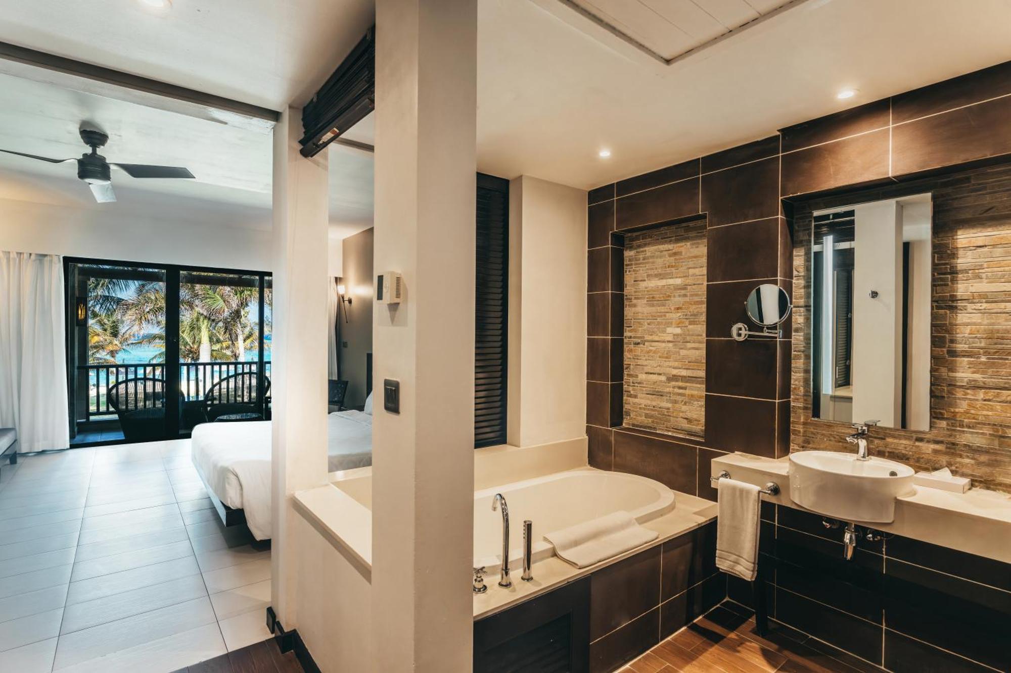 Crystals Beach Resort Belle Mare, A Member Of Radisson Individuals Palmar Екстер'єр фото