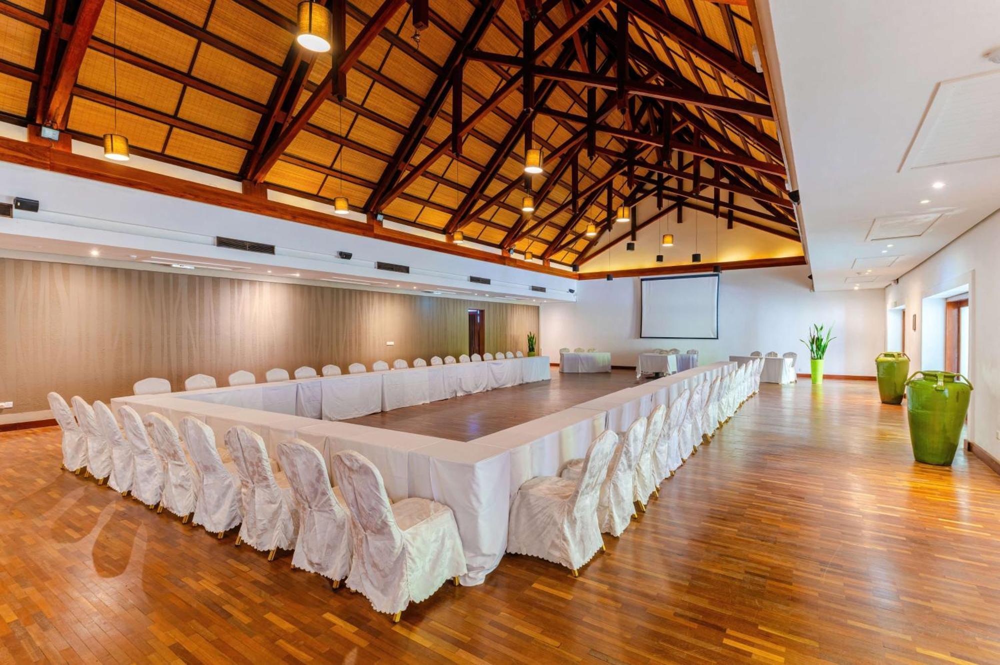 Crystals Beach Resort Belle Mare, A Member Of Radisson Individuals Palmar Екстер'єр фото
