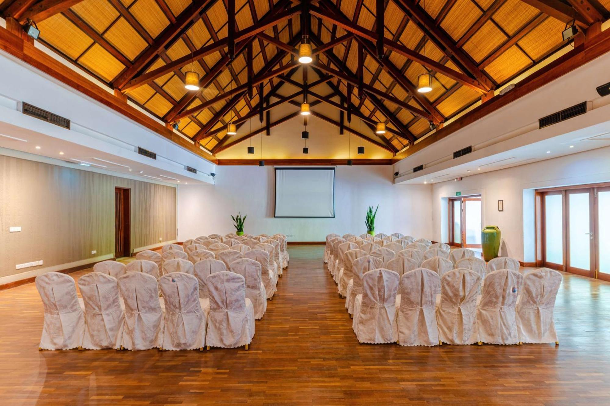 Crystals Beach Resort Belle Mare, A Member Of Radisson Individuals Palmar Екстер'єр фото
