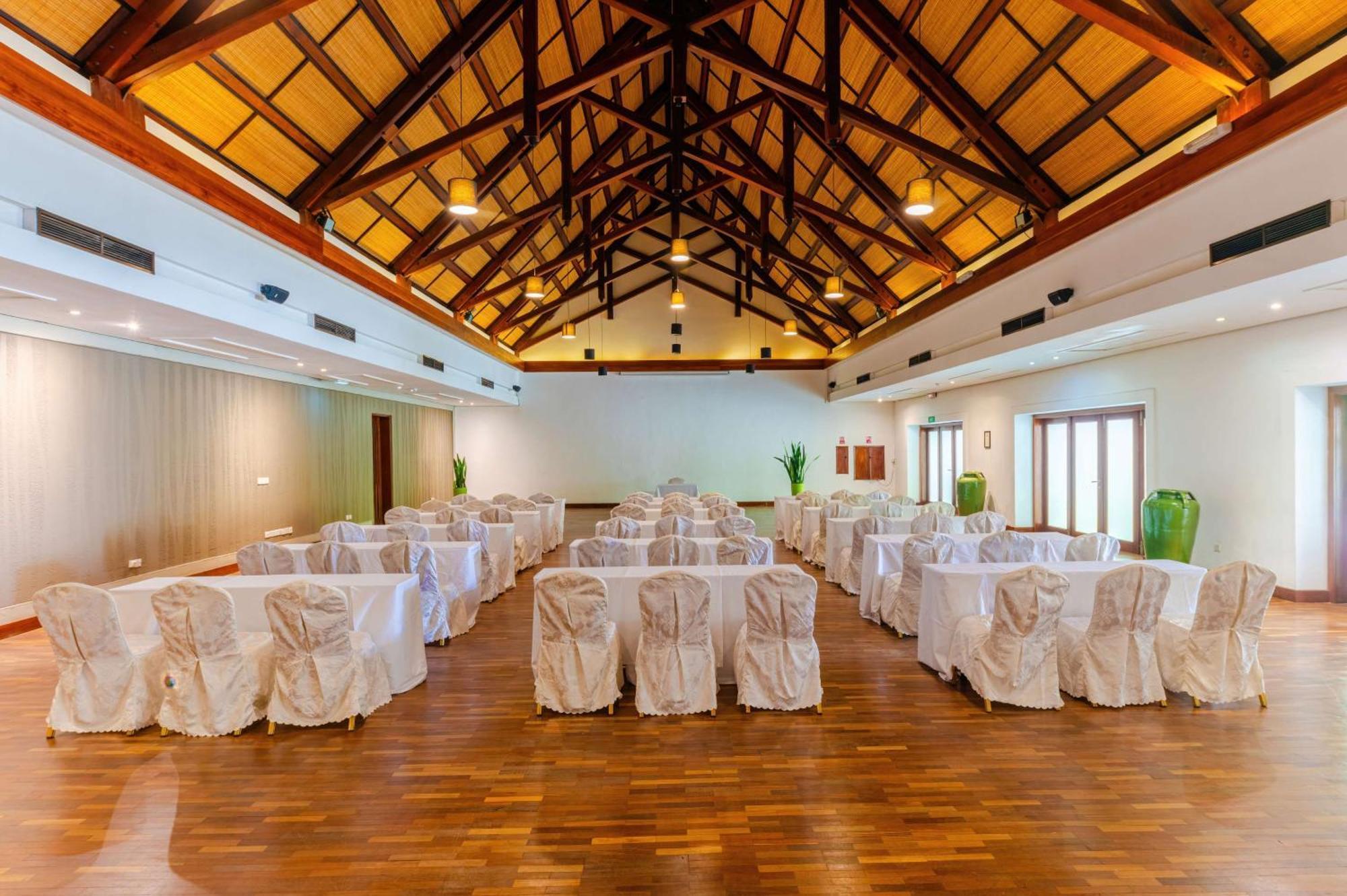 Crystals Beach Resort Belle Mare, A Member Of Radisson Individuals Palmar Екстер'єр фото