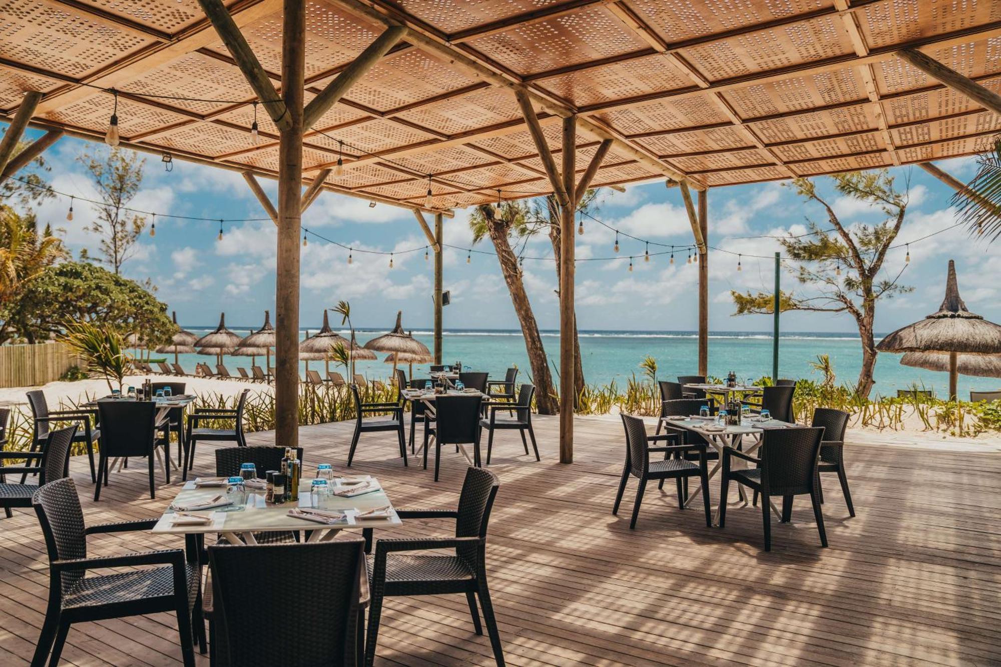 Crystals Beach Resort Belle Mare, A Member Of Radisson Individuals Palmar Екстер'єр фото