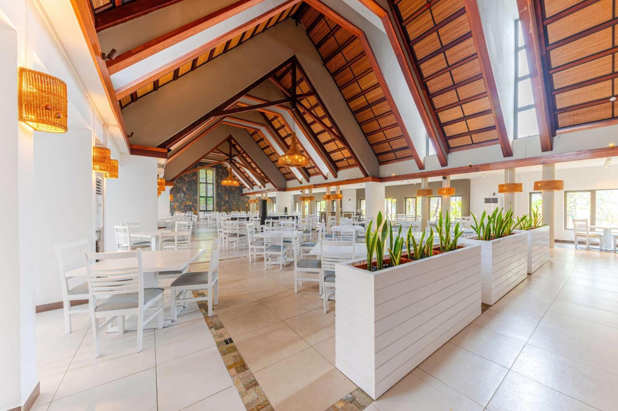 Crystals Beach Resort Belle Mare, A Member Of Radisson Individuals Palmar Екстер'єр фото