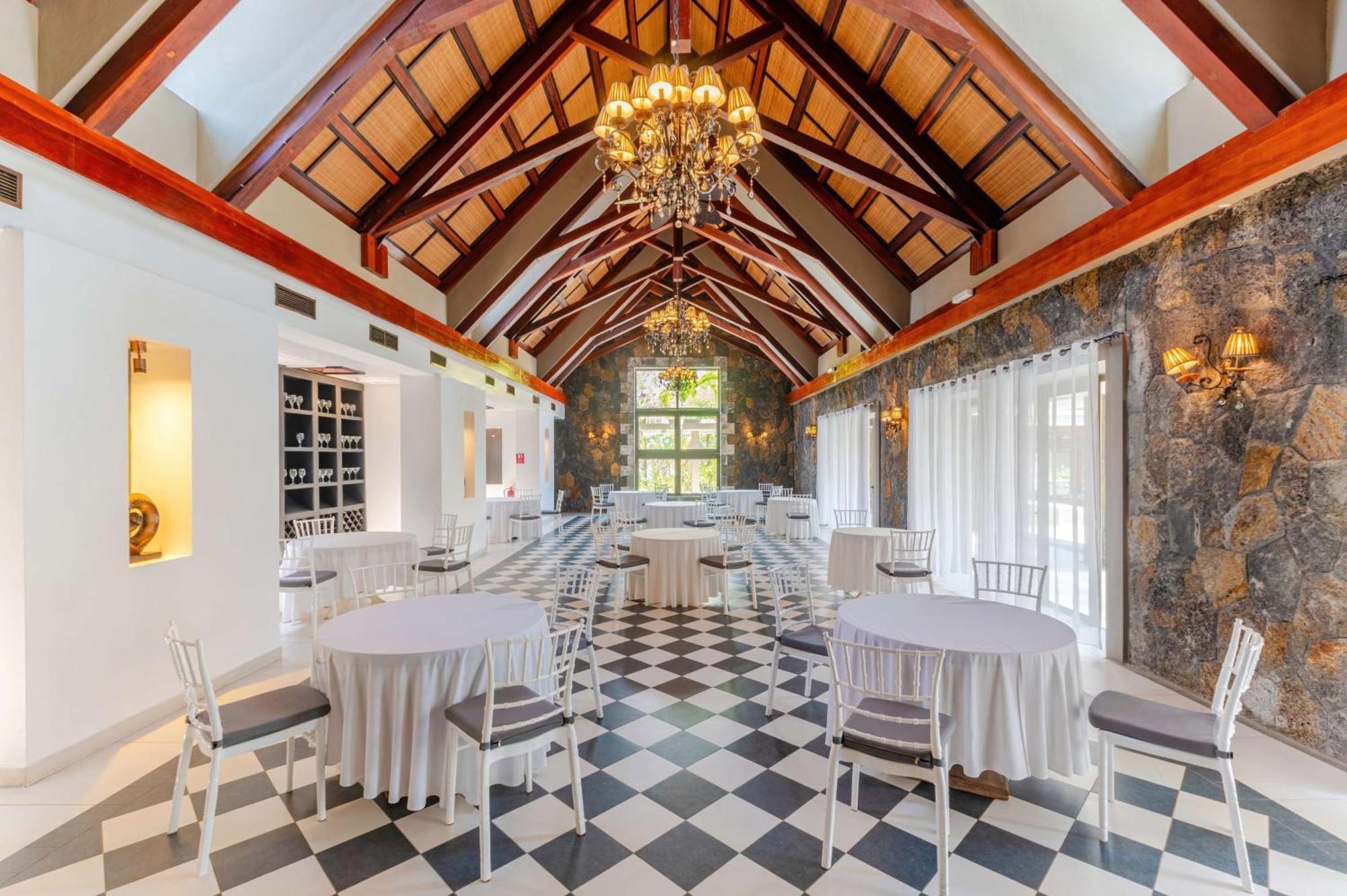 Crystals Beach Resort Belle Mare, A Member Of Radisson Individuals Palmar Екстер'єр фото