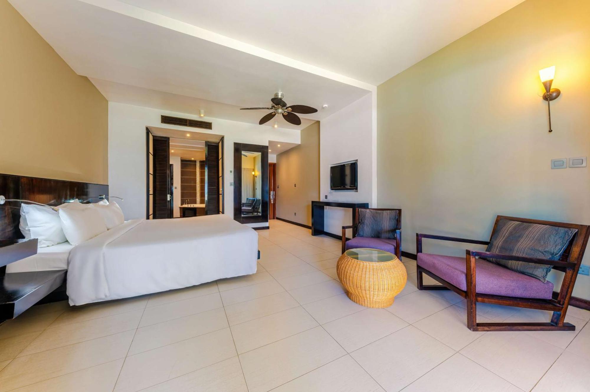 Crystals Beach Resort Belle Mare, A Member Of Radisson Individuals Palmar Екстер'єр фото