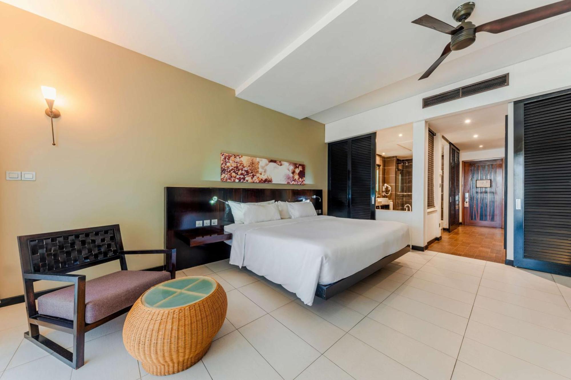Crystals Beach Resort Belle Mare, A Member Of Radisson Individuals Palmar Екстер'єр фото