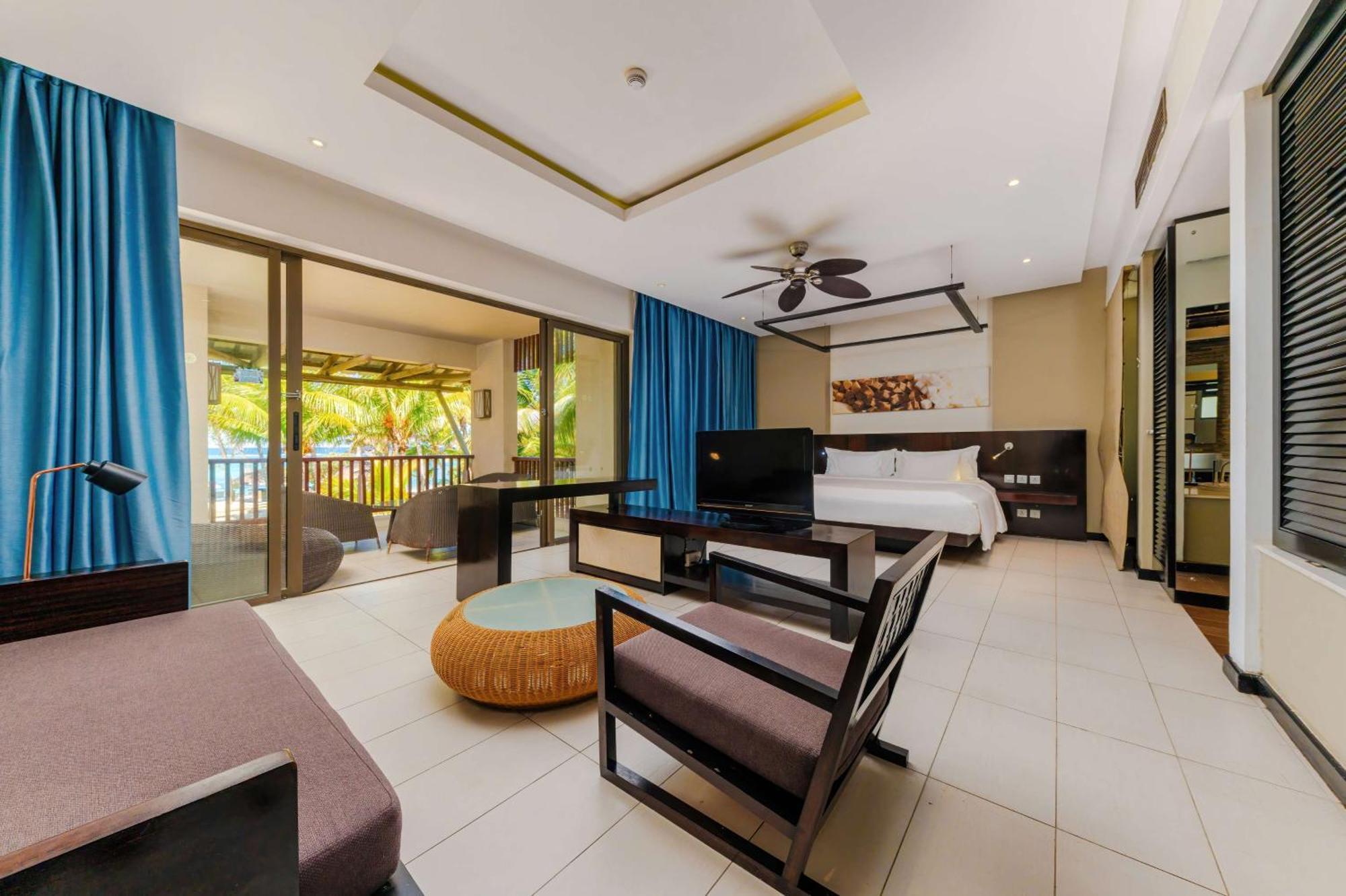 Crystals Beach Resort Belle Mare, A Member Of Radisson Individuals Palmar Екстер'єр фото