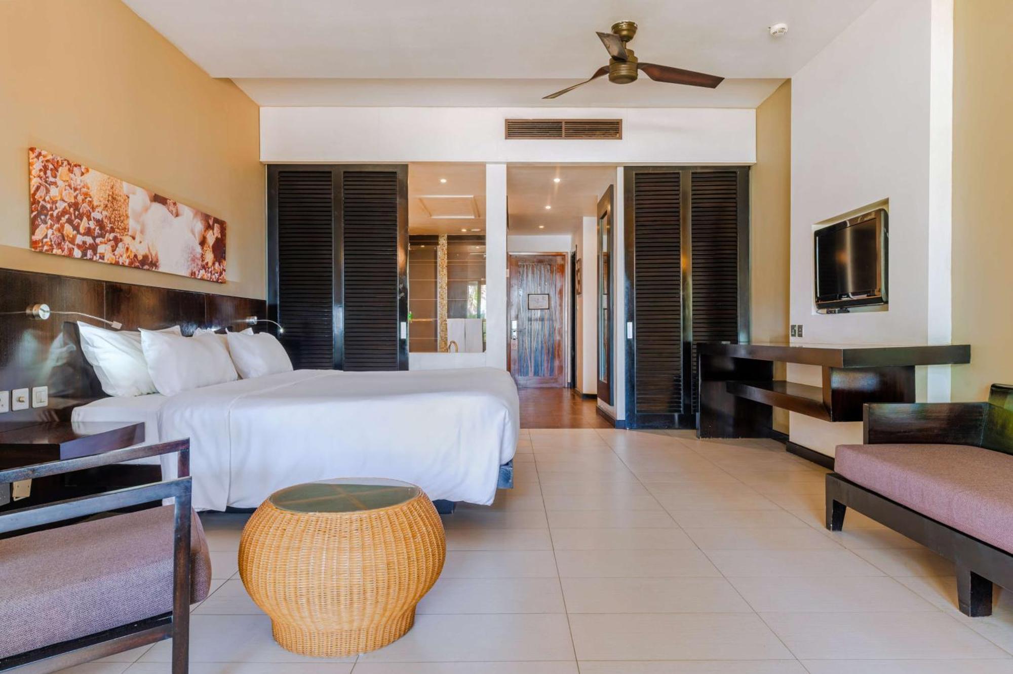 Crystals Beach Resort Belle Mare, A Member Of Radisson Individuals Palmar Екстер'єр фото