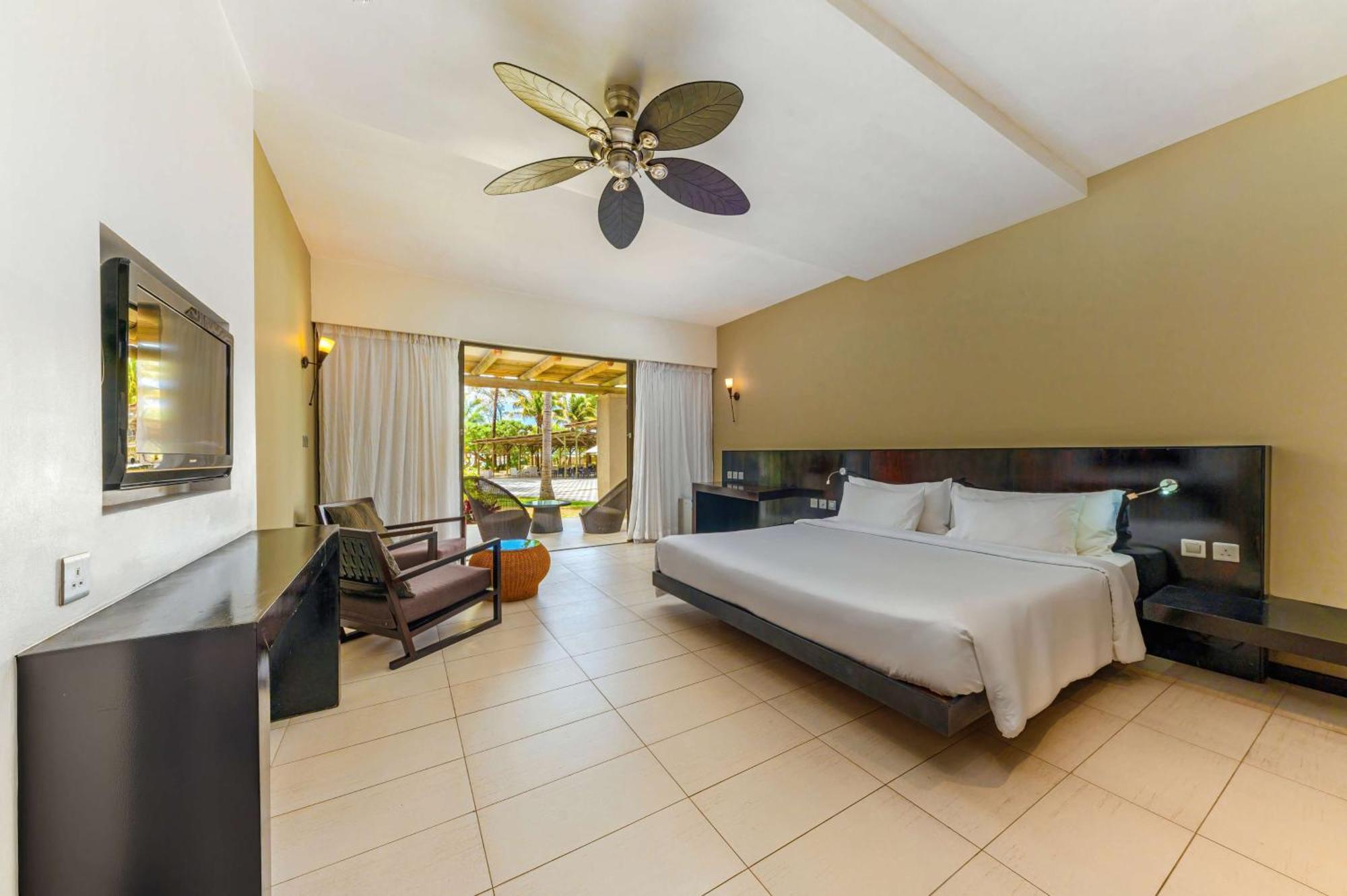 Crystals Beach Resort Belle Mare, A Member Of Radisson Individuals Palmar Екстер'єр фото