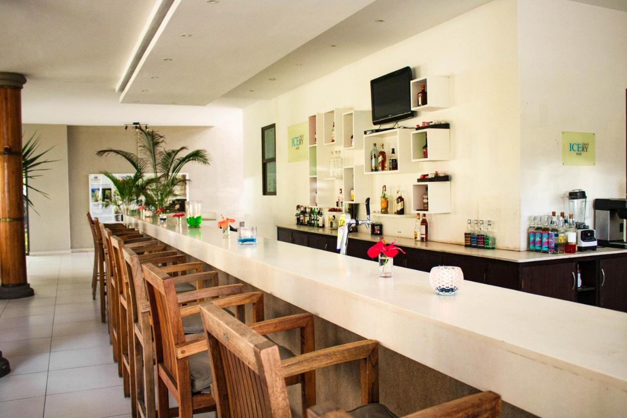 Crystals Beach Resort Belle Mare, A Member Of Radisson Individuals Palmar Екстер'єр фото